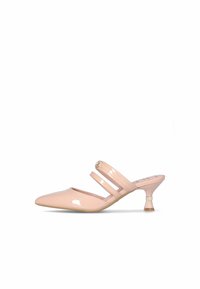 Chaussures en cuir verni rose avec un bout pointu, deux brides autour de la cheville et un talon conique bas unique. Texture lisse avec une finition brillante.