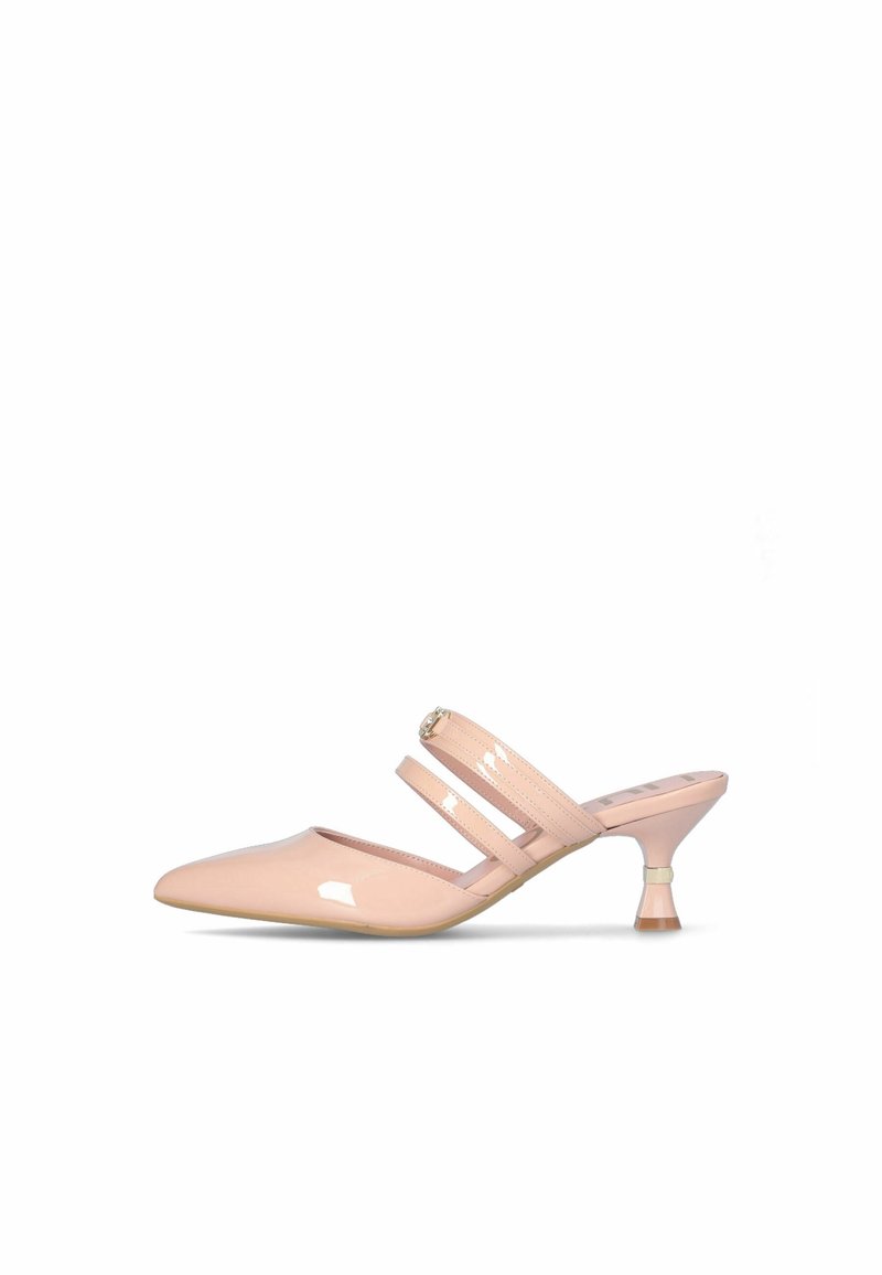 Chaussures en cuir verni rose avec un bout pointu, deux brides autour de la cheville et un talon conique bas unique. Texture lisse avec une finition brillante.