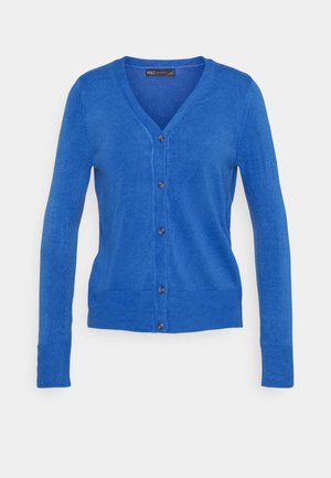 Cardigan blu a maniche lunghe con scollo a V, dotato di cinque bottoni scuri, polsini e orlo a costine, esposto su uno sfondo bianco.
