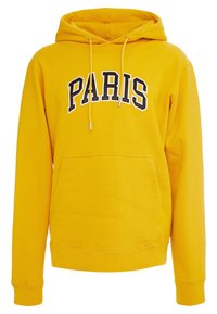 Sweat à capuche jaune avec une poche avant, une capuche à cordon, et "PARIS" imprimé en noir et blanc sur la poitrine. Texture en polaire douce.