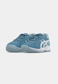 Αθλητικά παπούτσια σε μπλε και ανοιχτό μπλε χρώμα, κατασκευασμένα από δι χτυωτό και συνθετικό υλικό, με υφή σόλι και δίχρωμο σχέδιο που περιλαμβάνει ξεχωριστές λευκές λεπτομέρειες.