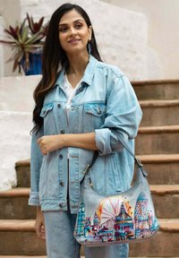 Grijze hobo tas met kleurrijke stadslandschap kunst, met opvallende bezienswaardigheden, gebogen vorm en een enkele schouderband. Gestructureerde afwerking.