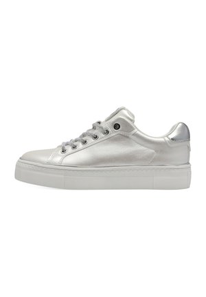 Sneaker metallici argento con una texture liscia, punta arrotondata, suola piatta bianca e lacci grigi. Include fori per i lacci e un dettaglio cucito sulla suola.