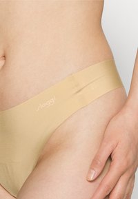 Sloggi FEEL STRING - Thong - cognac