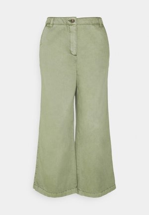 Pantalon large taille haute vert clair avec bouton et fermeture éclair, poches avant et passants pour ceinture sur un fond uni.