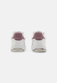 DKNY ABENI LACE UP  - Tenisice - bright white/mauve