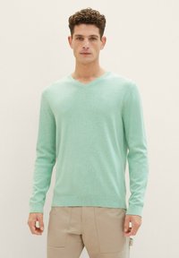 TOM TAILOR MIT V-AUSSCHNITT - Trui - soft jade melange