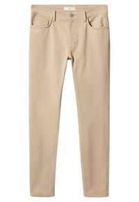 Pantalones beige de corte slim con botón delantero y cremallera, dos bolsillos frontales y pasadores para cinturón, colocados planos hacia adelante.