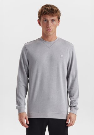 Grå sweatshirt med lange ærmer, rund halsudskæring, ribbet krave og kant. Har et lille logo på brystet og er lavet af blødt materiale.