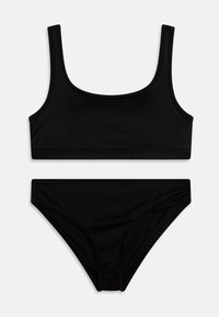 Set di bikini nero a costine con top a scollo rotondo e spalline sottili, abbinato a slip a vita bassa. Il materiale ha una texture liscia.