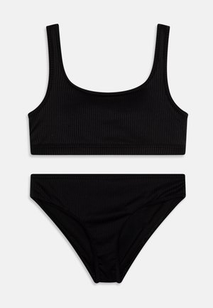 Crni rebrasti bikini set koji sadrži top s izrezom i tankim naramenicama te odgovarajuće donje dijelove s niskim strukom. Materijal ima glatku teksturu.