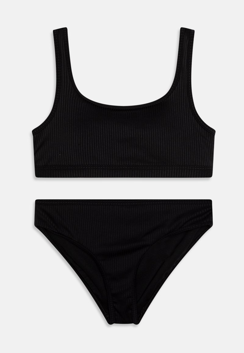 Set di bikini nero a costine con top a scollo rotondo e spalline sottili, abbinato a slip a vita bassa. Il materiale ha una texture liscia.