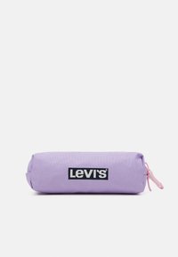 Fialový cylindrický penál vyrobený z odolné tkaniny, s bílým a černým logem Levi's a růžovým táhlem na zip.