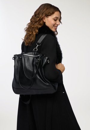 Borsa a mano in pelle nera con doppie maniglie superiori, scomparto principale con zip e texture lucida. Caratterizzata da dettagli in metallo e da un design spazioso.