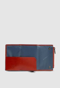 Portafoglio rosso e blu con un design elegante, realizzato in pelle e tessuto, con chiusura a scatto con dettagli logo e un compartimento con cerniera.