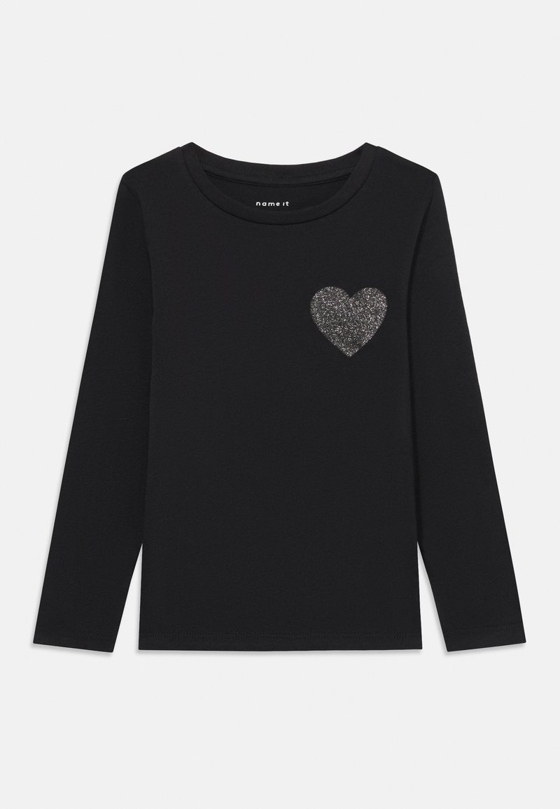 Μαύρη μπλούζα με μακριά μανίκια που διαθέτει μια λαμπερή ασημένια καρδιά στην αριστερή πλευρά του στήθους. Φτιαγμένη από μαλακό, λείο ύφασμα με στρογγυλή λαιμόκοψη.