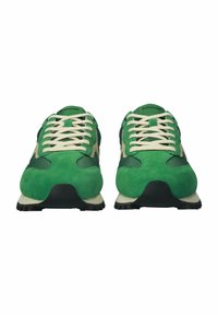 Zelené semišové tenisky so smotanovými šnúrkami a akcentmi. S textúrovanou špičkou a čiernou gumovou podrážkou, navrhnuté pre pohodlie a štýl.