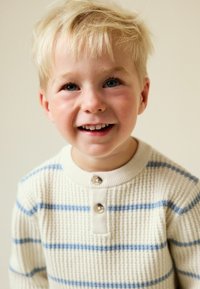 Maglione lavorato a maglia color crema con righe blu, caratterizzato da un motivo testurizzato, collo a coste e apertura con due bottoni. Sfondo chiaro.