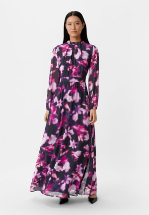 Maxikleid aus transparenter Stoff mit einem Blumenmuster in Pink und Lila. Lange Ärmel und hoher Kragen, mit elastischem Bund und seitlichem Schlitz.