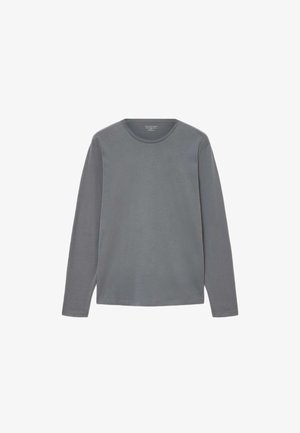 Camiseta de manga larga y cuello redondo en algodón gris suave con un corte ajustado. Presenta un pequeño logo bordado en el pecho. Textura suave.