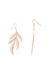Orecchini in oro rosa con un design a foglia, caratterizzati da forme curve e sovrapposte e chiusura a gancio. Finitura lucida, texture leggera.