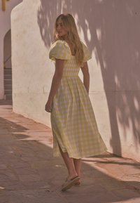 Next PUFF SLEEVE MIDI  - REGULAR FIT - Vardagsklänning - yellow white
