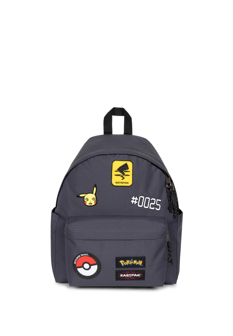 Zaino in tessuto grigio con forma arrotondata, manico superiore, tasca frontale e toppe ricamate tra cui Pikachu, una Poké Ball e il marchio.