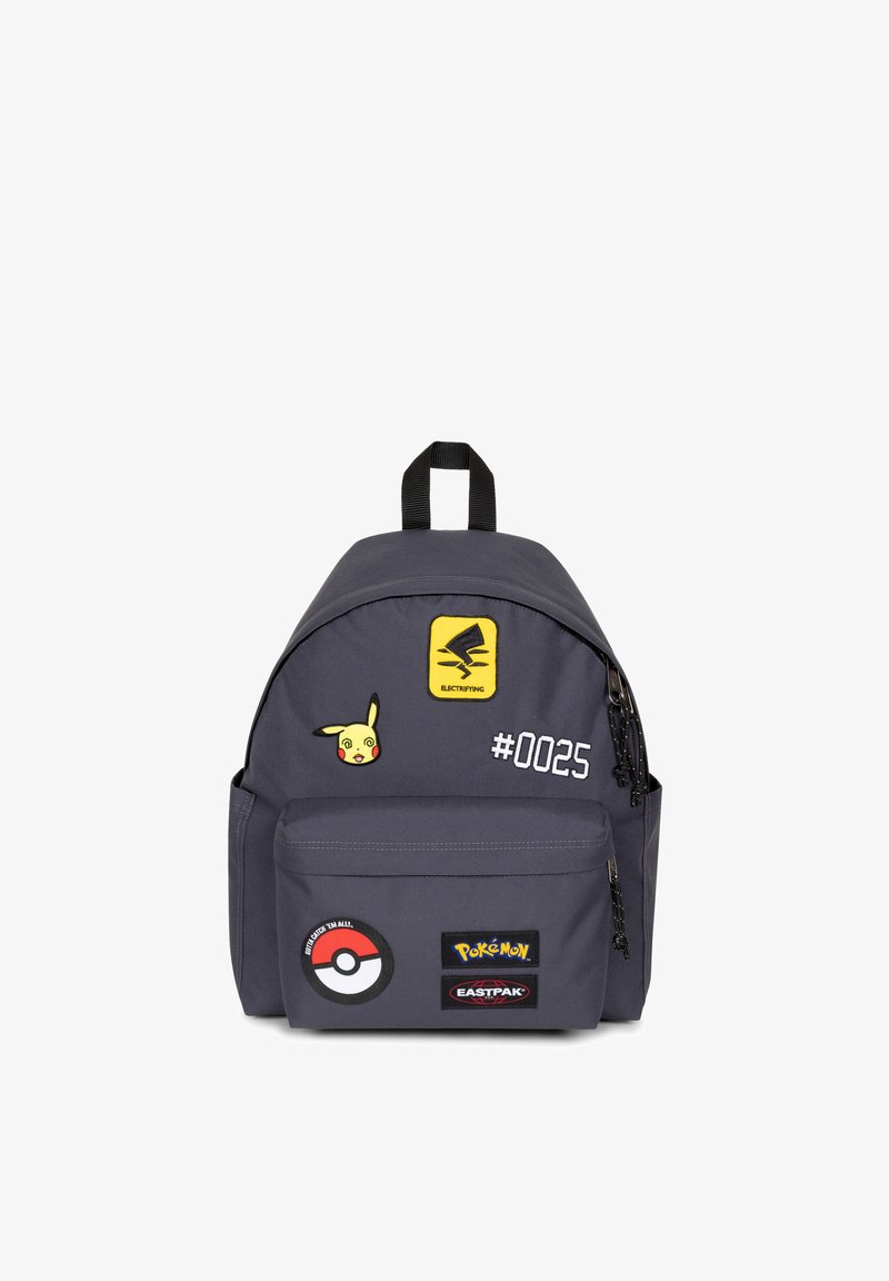 Zaino in tessuto grigio con forma arrotondata, manico superiore, tasca frontale e toppe ricamate tra cui Pikachu, una Poké Ball e il marchio.