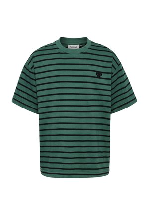 Groene t-shirt met korte mouwen, voorzien van horizontale zwarte strepen en een klein zwart logo op de linkerkant van de borst. Gemaakt van een katoenmengsel met een ronde hals.