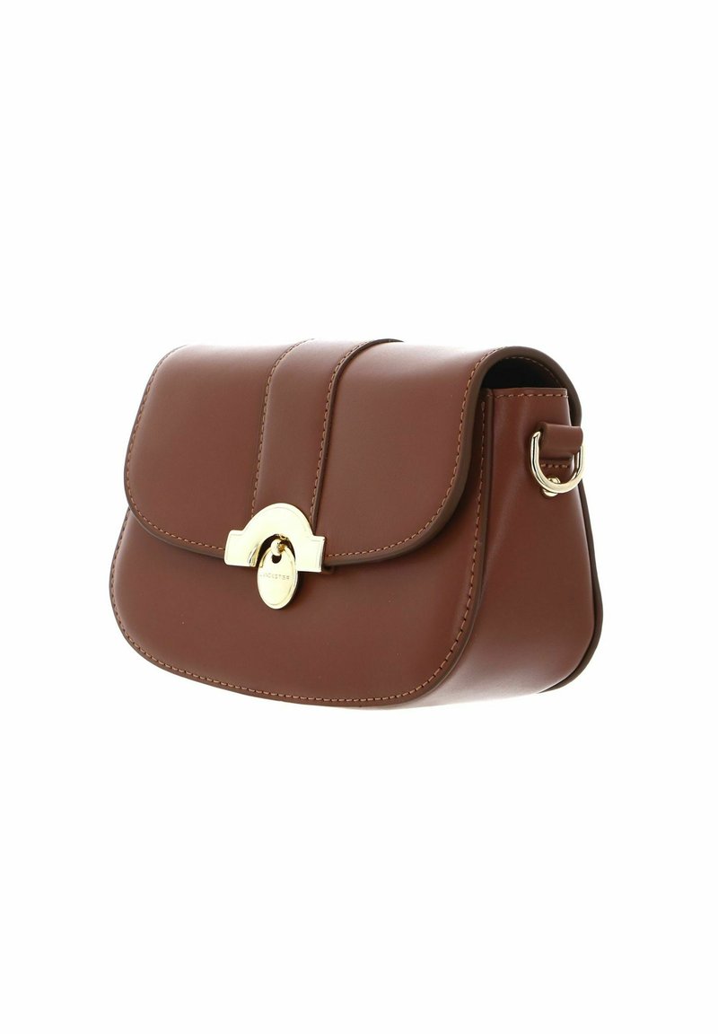 Sac à main en cuir marron avec une forme incurvée, des accessoires en métal doré et une fermeture à rabat. Il présente des détails cousus et une boucle pour une bandoulière.