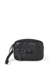 Bolso de cuero negro con patrón geométrico en relieve, bolsillo frontal con cremallera y un asa lateral para facilitar el transporte. Forma rectangular compacta.