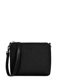 Černá látková crossbody taška s hladkým koženým popruhem a embosovaným logem na přední straně. Obdélníkový tvar, minimalistický design.