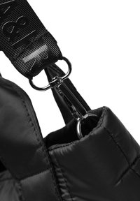 Zwarte gewatteerde tas van duurzame stof, met een glanzende zilveren clipp sluiting en een gestructureerde schouderband met branding.