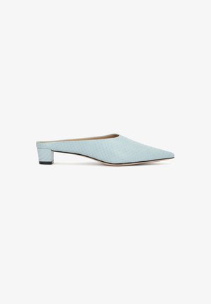 Svijetloplava teksturirana cipela bez leđa sa šiljastim vrhom i niskom blok petom, bočni prikaz na bijeloj pozadini.