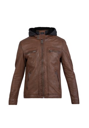 Chaqueta de cuero marrón con cremallera frontal, dos bolsillos en el pecho y una capucha gris desmontable. Textura suave con corte entallado y acentos cosidos.