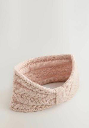 Pleteni headband u mekoj ružičastoj boji, s uvijenim dizajnom i uzorkom pletenice. Tekstura je gusta i udobna, pogodna za nošenje u hladnom vremenu.