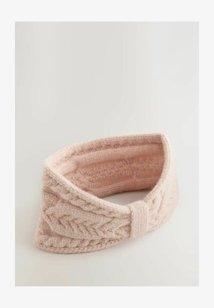 Strickhaarband in zartem Rosa, mit einem verdrehten Design und einem Zopfmuster. Die Textur ist dick und gemütlich, ideal für kaltes Wetter.