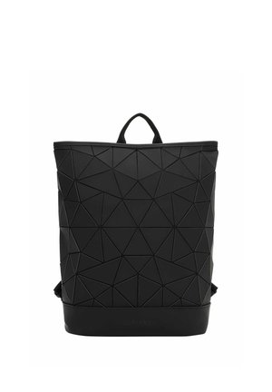 Sort rygsæk med geometrisk trekantemønster, topgreb og justerbare skulderremme, stående oprejst på hvid baggrund.