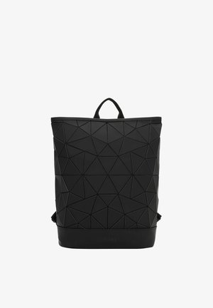 Schwarzer Rucksack mit geometrischem Dreiecksmuster, Griff oben und verstellbaren Schultergurten, aufrecht stehend vor weißem Hintergrund.