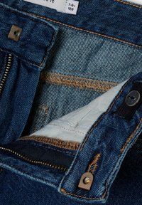 Jeans in denim con zip, colore blu scuro e cuciture marroni. Presentano una fodera interna in tessuto e chiusura con bottone in vita.