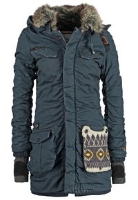 Blå isolerad jacka med fuskpäls på huvan, två bröstfickor, mönstrad sidficka och ribbade ärmslut. Hel låsning med knappar.