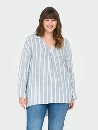 Chemise à rayures à manches longues en bleu clair et blanc, avec un col en V, une coupe décontractée et un ourlet fendu, assortie à un jean bleu.