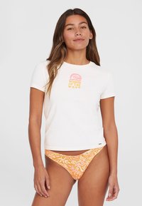 Biała koszulka z krótkim rękawem z kolorowym wzorem "Kobiety Fali", w połączeniu z pomarańczowymi majtkami w wzory bikini. Prosty, casualowy styl.