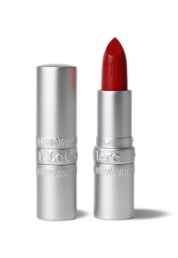 Roter Lippenstift in einer silbernen Metalltube mit geprägtem Design und einer abgerundeten Spitze für präzise Anwendung.