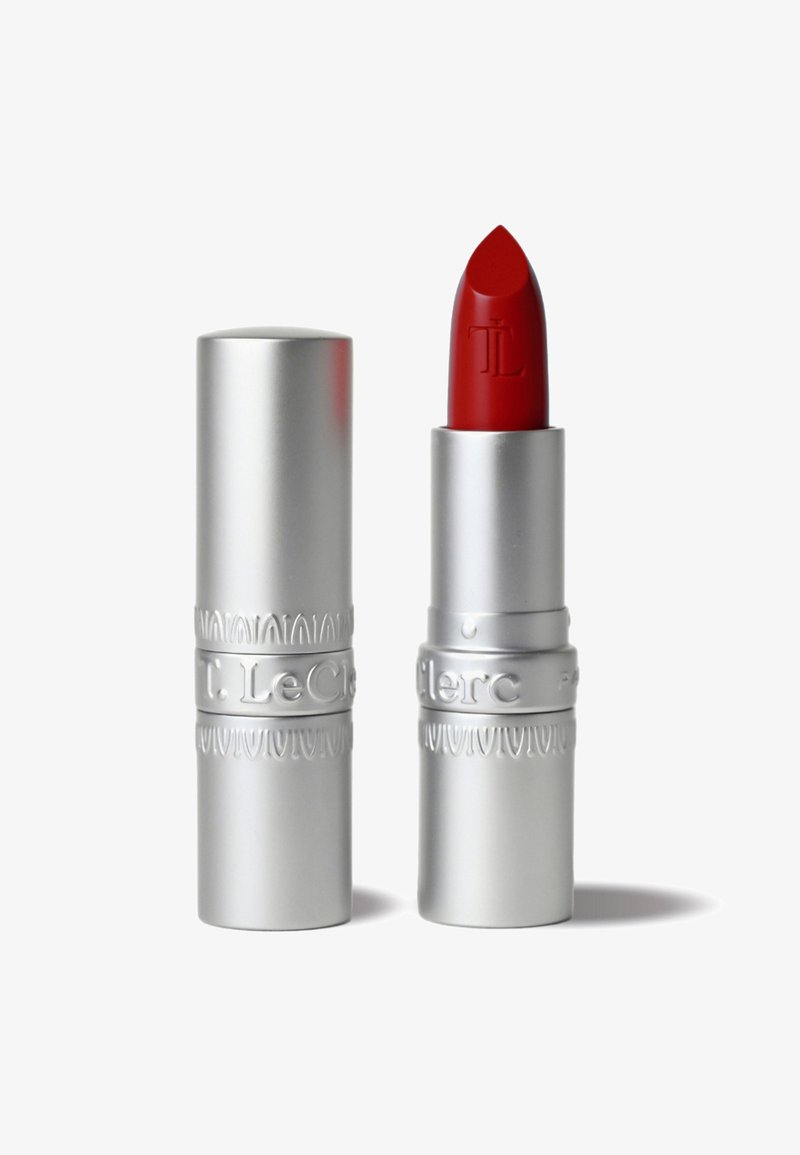 Roter Lippenstift in einer silbernen Metalltube mit geprägtem Design und einer abgerundeten Spitze für präzise Anwendung.