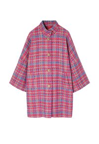 Manteau à carreaux rouge et bleu avec un col montant, des manches courtes, cinq boutons en bois, deux poches avant et un tissu texturé.