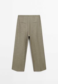 Pantalons larges en kaki avec une texture lisse, dotés de deux poches arrière et d'une taille mi-haute. Design simple, sans fermetures visibles.
