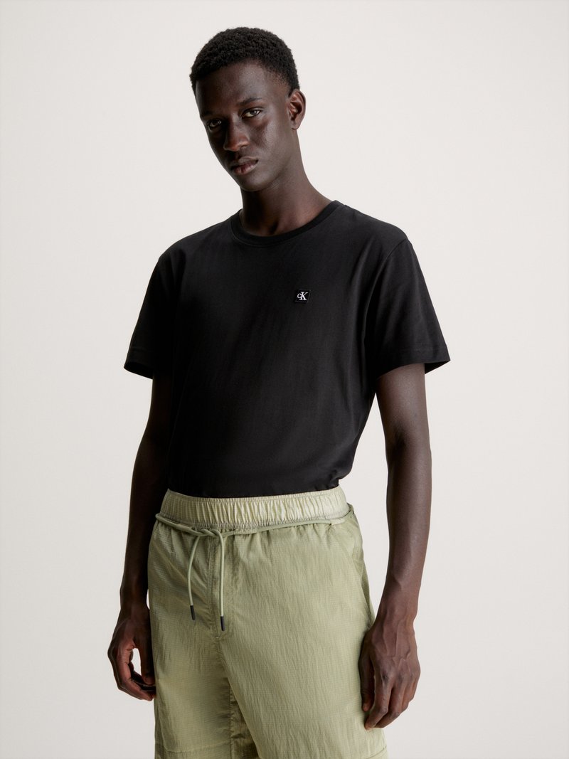Calvin Klein Jeans - EMBRO BADGE - Paprasti marškinėliai - black, Padidinti