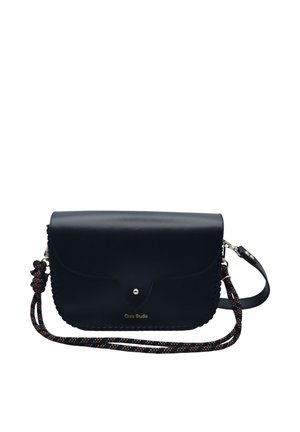 Sac bandoulière en cuir noir avec fermeture rabat, bords surpiqués, et sangle en corde à motifs avec un petit bouton doré et logo "Crale Studio".