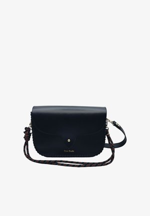 Sac bandoulière en cuir noir avec fermeture rabat, bords surpiqués, et sangle en corde à motifs avec un petit bouton doré et logo "Crale Studio".